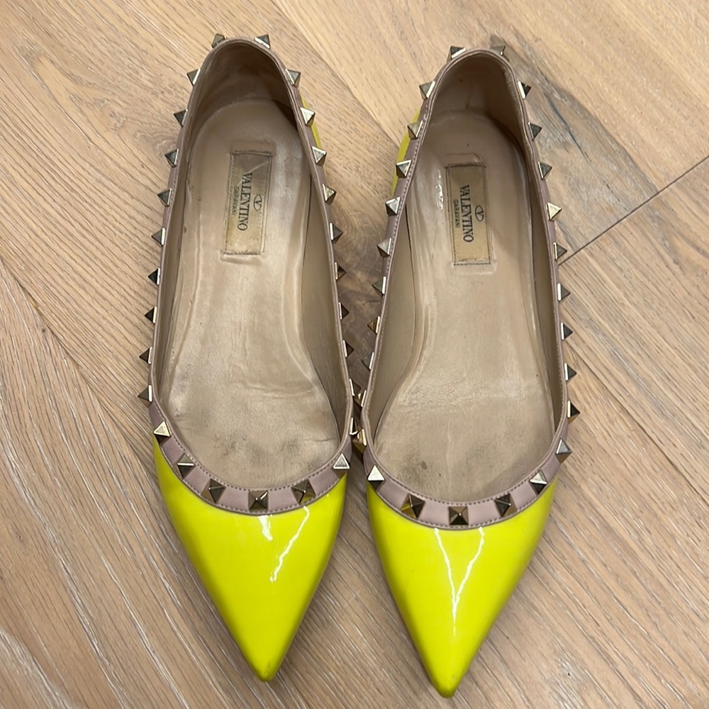 VALENTINO
Patent Rockstud Ballerina Flats Yellow Poudre
